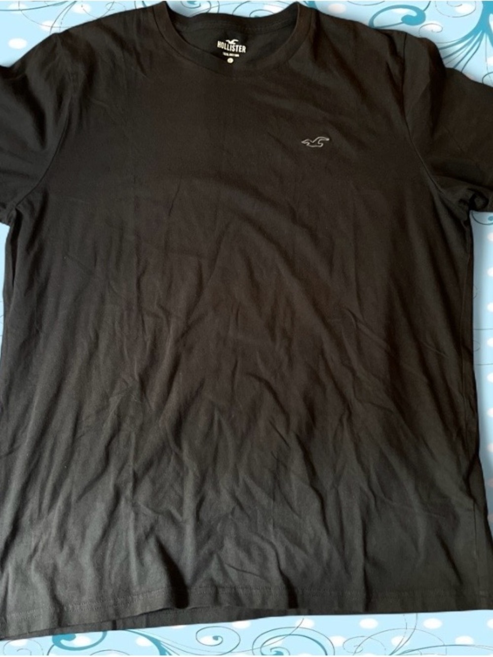 Hollister Men's Black Short Sleeve Crew Tee with Subtle Logo